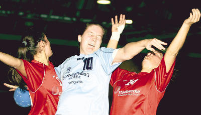 Augen zu und durch: Sandra Hartl (Mitte) von der HSG Frankenbach/Neckargartach im Spiel gegen Schw&auml;bisch Hall. Die HSG gewann die Landesligabegegnung am vergangenen Wochenende ungef&auml;hrdet mit 28:19.
          Foto: Alexander Bertok