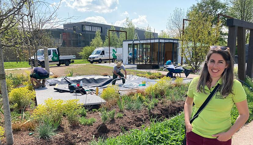 Maria de Lucas, Referentin f&uuml;r Gartenschauen im Verband f&uuml;r Garten-, Landschafts- und Sportplatzbau Baden-W&uuml;rttemberg. Im Vordergrund eine Poollandschaft, die Firma Biegert aus Leingarten entworfen hat.
Fotos: J&ouml;rg K&uuml;hl