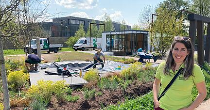 Maria de Lucas, Referentin für Gartenschauen im Verband für Garten-, Landschafts- und Sportplatzbau Baden-Württemberg. Im Vordergrund eine Poollandschaft, die Firma Biegert aus Leingarten entworfen hat.
Fotos: Jörg Kühl Maria de Lucas, Referentin für Gartenschauen im Verband für Garten-, Landschafts- und Sportplatzbau Baden-Württemberg. Im Vordergrund eine Poollandschaft, die Firma Biegert aus Leingarten entworfen hat.
Fotos: Jörg Kühl