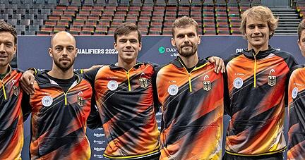 Man kennt sie vom Neckar-Cup, bis auf einen und Bundestrainer Michael Kohlmann (r.) haben ihn auch schon alle gewonnen (v. l.): Andreas Mies, Tim Pütz, Daniel Altmaier, Oscar Otte und Alexander Zverev.
Foto: dpa