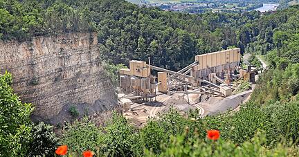 Der BWS-Steinbruch in Gundelsheim: Kritik an der Steinbrucherweiterung kann Bürgermeisterin Heike Schokatz nachvollziehen. Deshalb hatte sie sich für einen Bürgerentscheid ausgesprochen. Der Steinbruch bietet 23 Arbeitsplätze, Der BWS-Steinbruch in Gundelsheim: Kritik an der Steinbrucherweiterung kann Bürgermeisterin Heike Schokatz nachvollziehen. Deshalb hatte sie sich für einen Bürgerentscheid ausgesprochen. Der Steinbruch bietet 23 Arbeitsplätze,