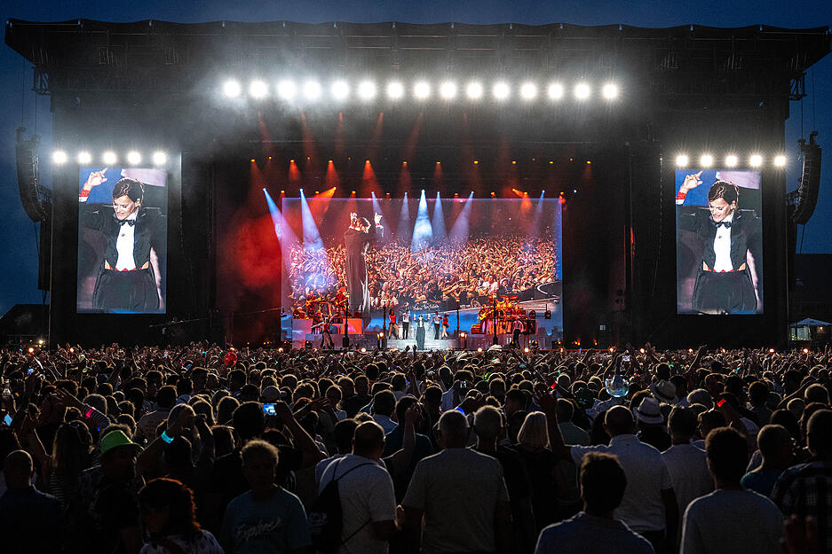 Am Freitag erwartete 17.000 Andrea-Berg-Fans in Aspach eine fulminante Show mit Feuerwehr und Showeinlagen.