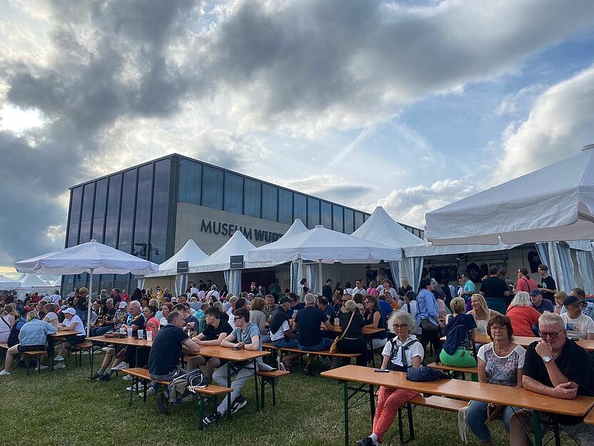 Das Festival-Geländer füllt sich langsam.