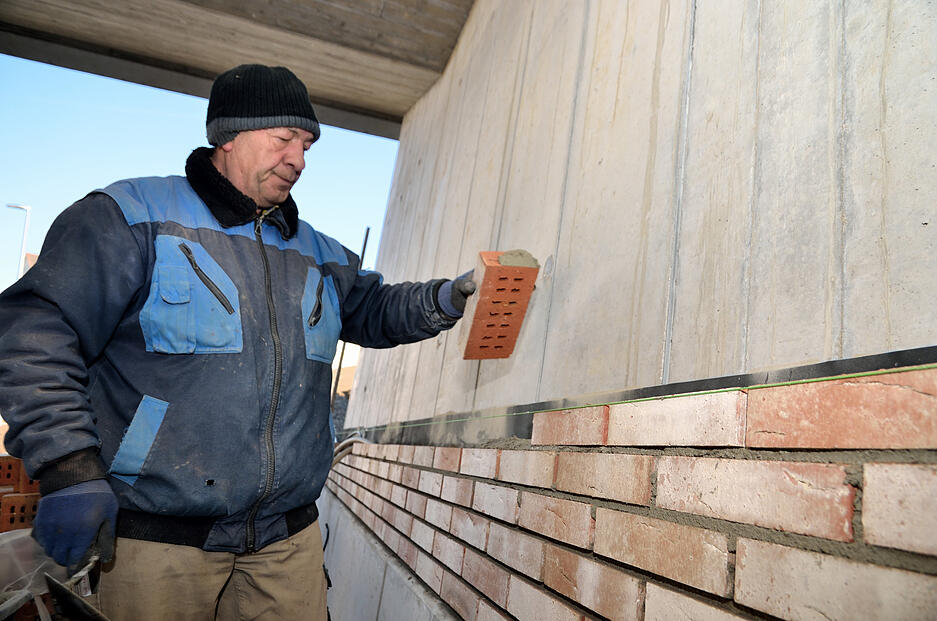 Verkehrsfreigabe am Sonnenbrunnen: Die Klinker-Verkleidung wird in den nächsten Wochen fertiggestellt.