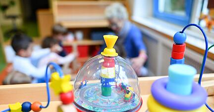 Eine Erzieherin spielt in einer Kita in Mannheim mit Kindern.