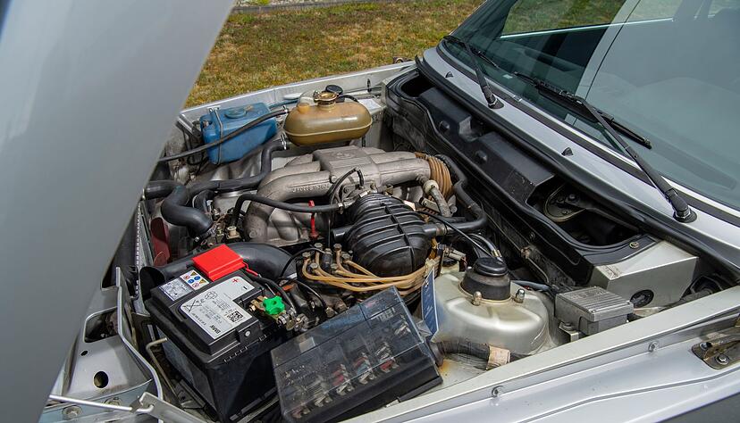 Freude am Fahren durch Freude am Motor? Zumindest aus heutiger Sicht wirken die 143 PS aus dem Sechszylinder im 323i relativ bescheiden. Freude am Fahren durch Freude am Motor? Zumindest aus heutiger Sicht wirken die 143 PS aus dem Sechszylinder im 323i relativ bescheiden.