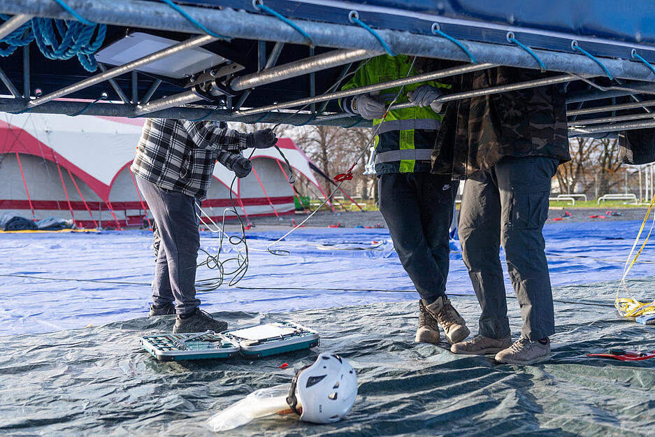 Das neue Zirkuszelt wird Stück für Stück in die Höhe gezogen.