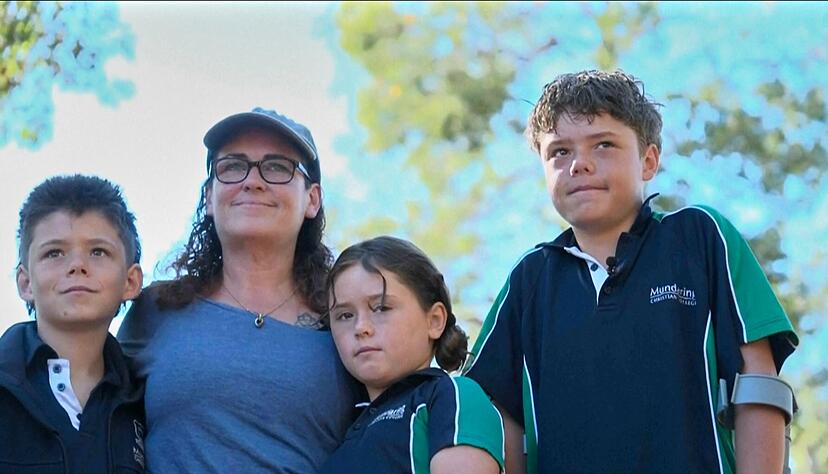 Der 13 Jahre alte Austin (rechts im Foto) schwamm rund vier Stunden, um seine Familie zu retten. Der 13 Jahre alte Austin (rechts im Foto) schwamm rund vier Stunden, um seine Familie zu retten.