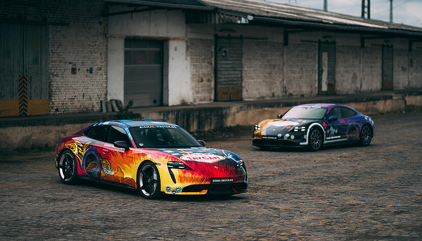 Der Schw&auml;bisch Haller Designer Timo Wuerz hat zwei Porsche Taycan zu Kunstwerken gemacht. Foto: Sven Klittich