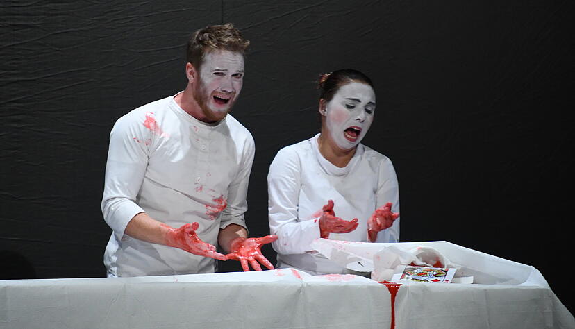 Teilen die Rollen in Shakespeares M&auml;r &uuml;ber Machtgier unter sich auf: die Schauspieler J&eacute;r&eacute;mie Francoeur und Marie-H&eacute;l&egrave;ne B&eacute;langer Dumas.
Foto: Emilie Lapointe