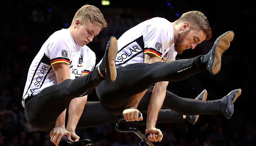 Viel Akrobatik und noch mehr Akkuratesse: Max Hanselmann (links) und Serafin Schefold vom RV Öhringen haben die Titelverteidiger André und Benedikt Bugner abgelöst und sich in Dornbirn mit einer weltmeisterlichen Kür Gold gesichert.
Foto: imago