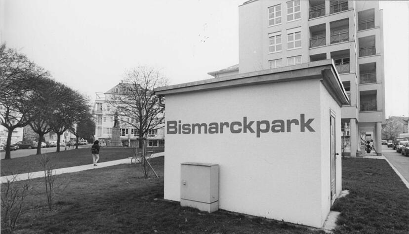 Zusammengestellt von Archiv und Dokumentation der Heilbronner Stimme 
Seit 1994 stehen auf dem ehemaligen Gel&auml;nde der Heilbronner Firma Kuvert-Mayer drei Wohn- und Gesch&auml;ftsh&auml;user. Neben Arztpraxen lassen sich kleine Einzelh&auml;ndler und Unternehmer nieder. Das Areal erstreckt sich zwischen Bismarck-, Herbst- und Keplerstra&szlig;e. Aufnahme aus dem Jahr 1997.