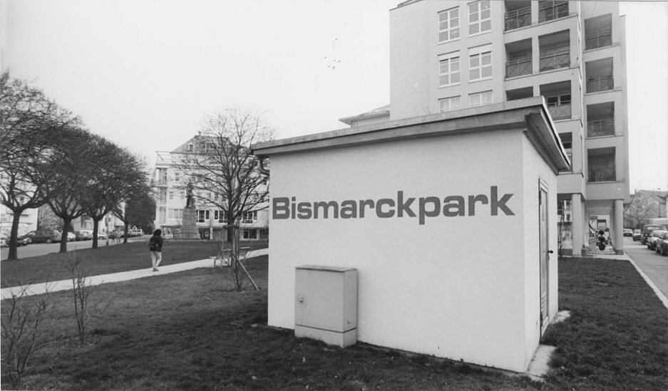 Zusammengestellt von Archiv und Dokumentation der Heilbronner Stimme 
Seit 1994 stehen auf dem ehemaligen Gel&auml;nde der Heilbronner Firma Kuvert-Mayer drei Wohn- und Gesch&auml;ftsh&auml;user. Neben Arztpraxen lassen sich kleine Einzelh&auml;ndler und Unternehmer nieder. Das Areal erstreckt sich zwischen Bismarck-, Herbst- und Keplerstra&szlig;e. Aufnahme aus dem Jahr 1997.