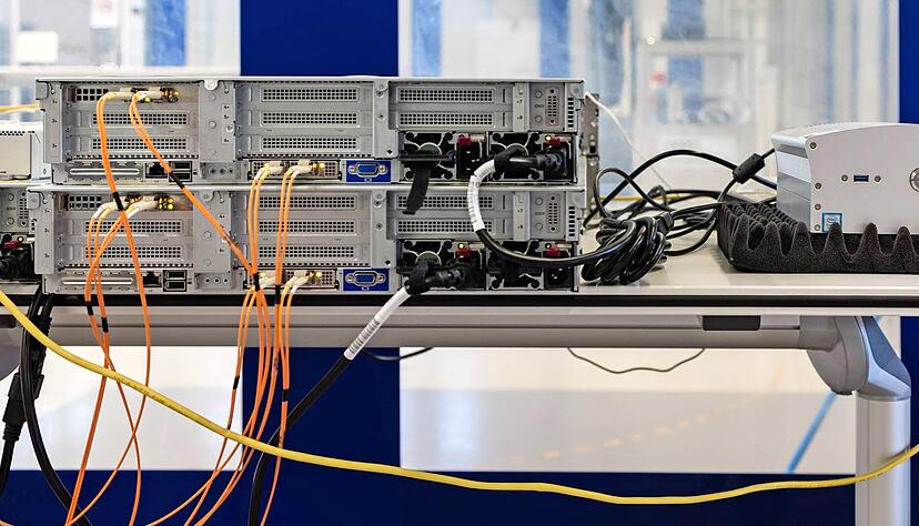 Diese zwei Server ersetzen mehr als 1000 Rechner, die bisher in den Produktionshallen bei Audi im Einsatz sind. Mit der selbst entwickelten Edge Cloud 4P steuert Audi k&uuml;nftig Roboter und mehr.