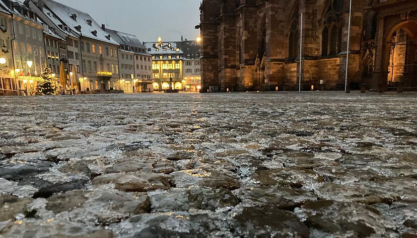 Der Münsterplatz in der Altstadt ist wegen Glatteis gesperrt.