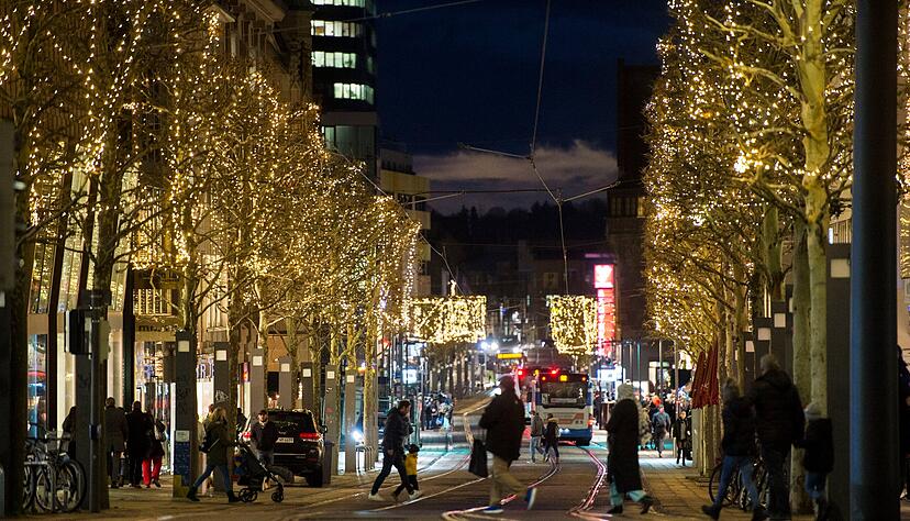 Die Heilbronner Innenstadt erstrahlt im Advent: Kilometerlange Lichterketten tauchen Straßen und Plätze in warmes Licht.