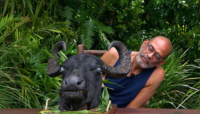 Pierre Sanoussi-Bliss verspeiste erschreckend souver&auml;n Ekel-Essen wie hier ein B&uuml;ffel-Auge.