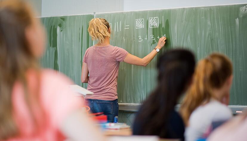 Bevor der Unterricht nach den Sommerferien los geht, haben Lehrerinnen und Lehrer einiges zu tun. Fertige Referendare werden in Baden-W&uuml;rttemberg jedoch w&auml;hrend der Ferien nicht bezahlt.