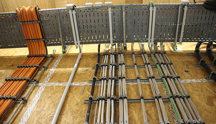 Nur ein Bruchteil der Kabel, die im Technikgebäude des Solebads verbaut sind. Jedes einzelne muss gereinigt und versiegelt werden. Nur ein Bruchteil der Kabel, die im Technikgebäude des Solebads verbaut sind. Jedes einzelne muss gereinigt und versiegelt werden.