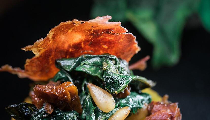 Als Kr&ouml;nung bekommt der Apfel-Tower eine Spinat-Schlemmerhaube.