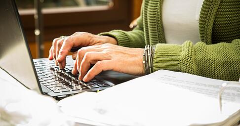 Eine gute Ordnung ist die halbe Miete: Wer s&auml;mtliche f&uuml;r die Steuererkl&auml;rung relevanten Belege an einem Ort abheftet, hat es bei der Erstellung sp&auml;ter leichter.