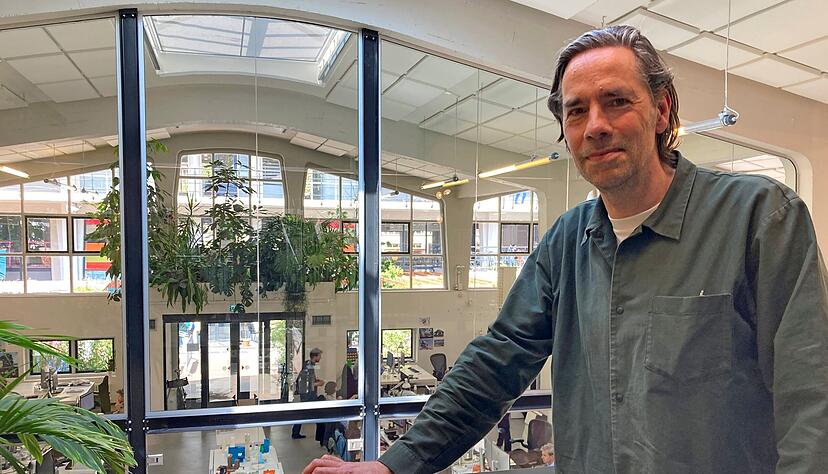 Jacob van Rijs in Rotterdam. Im Hintergrund ist das Großraumbüro, in dem ein Team aus rund 30 Mitarbeitern am KI-Park in Heilbronn arbeitet.