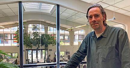 Jacob van Rijs in Rotterdam. Im Hintergrund ist das Großraumbüro, in dem ein Team aus rund 30 Mitarbeitern am KI-Park in Heilbronn arbeitet.
Foto: Blass
