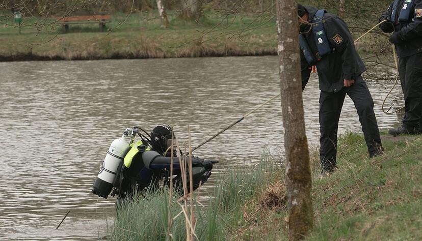 Während der großangelegten Suche kamen auch Taucher zum Einsatz. (Archivbild) Während der großangelegten Suche kamen auch Taucher zum Einsatz. (Archivbild)
