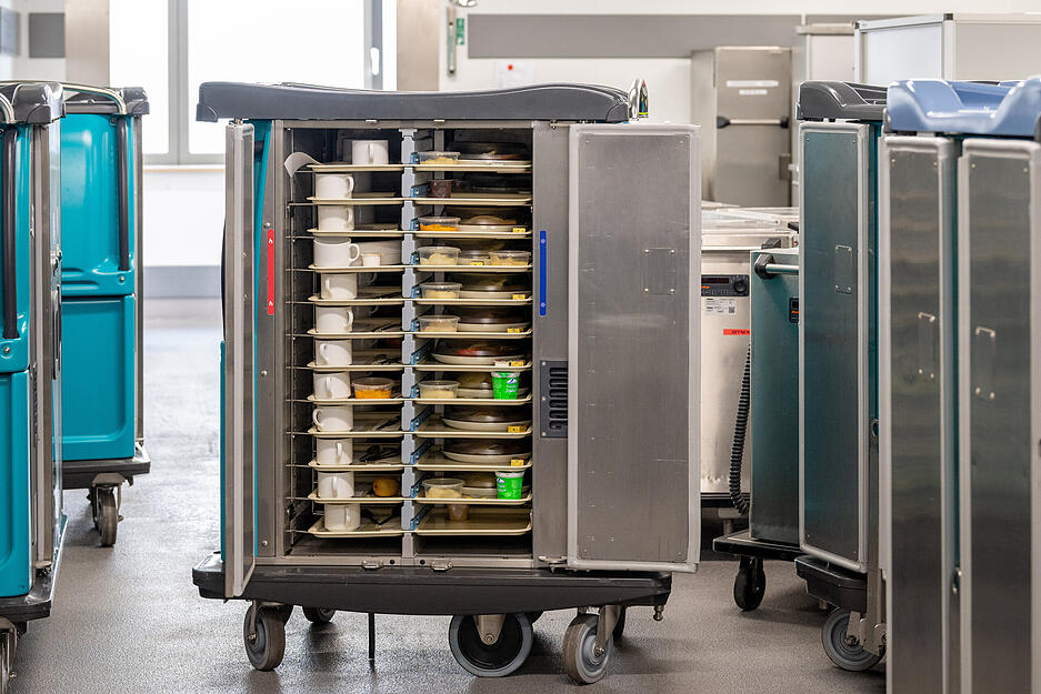 In diesen Speisewagen werden die Essen dreimal täglich auf die Stationen geliefert.