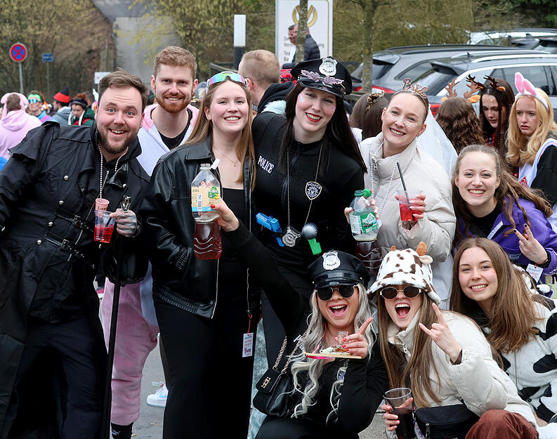 Tradition und Brauchtum stehen beim jährlichen Narrenzug im Mittelpunkt. Tradition und Brauchtum stehen beim jährlichen Narrenzug im Mittelpunkt.