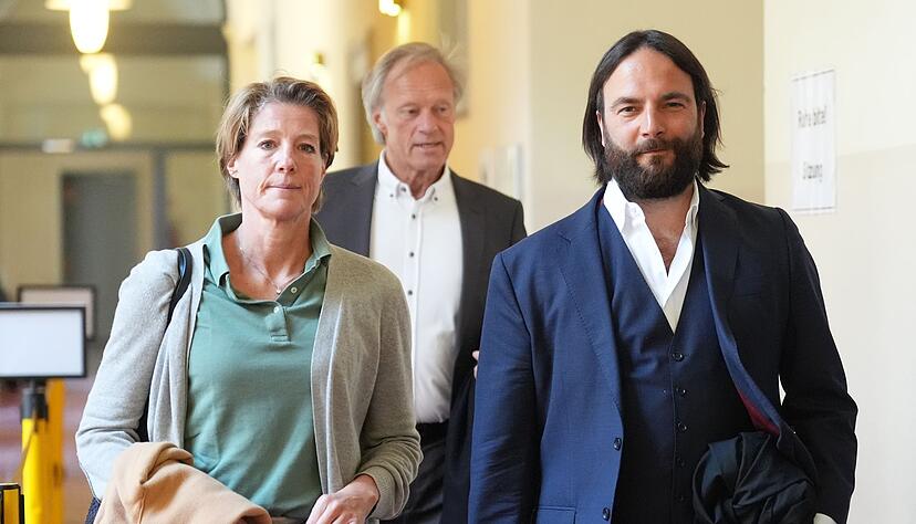 Christina Block (l) auf dem Weg in den Gerichtssaal.