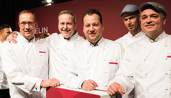 Die Köche (v.l.) Nils Henkel, Christian Scharrer, Jan Hartwig, Boris Rommel und Lars Keiling bei der Präsentation des Restaurantführers «Guide Michelin» Deutschland 2018 in Potsdam (Brandenburg). Foto: Bernd Brundert/Guide Michelin/dpa