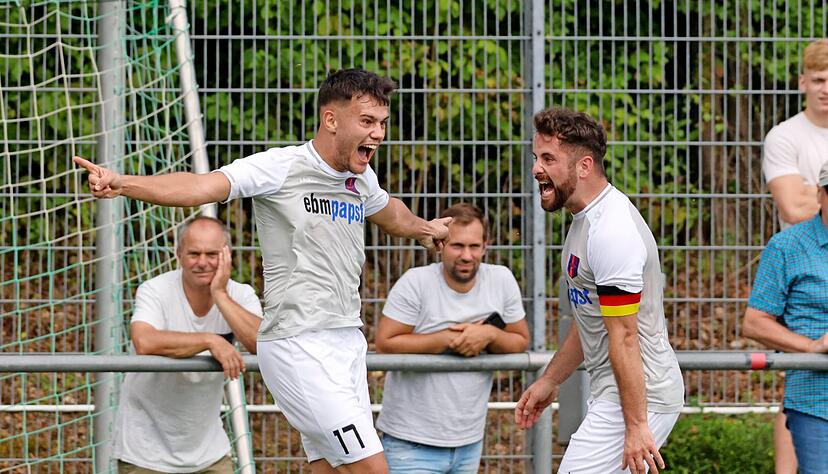 Robin Dörner (links) zeigte in der Hollenbacher Offensive ein starkes Spiel und freut sich mit Dennis Hutter über seinen Treffer zum 2:1. Später erzielte er noch das 4:2.
Foto: Marc Schmerbeck