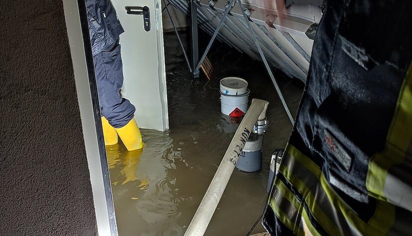Verheerend: Teils über einen Meter hoch steht das Wasser im Untergeschoss. Verheerend: Teils über einen Meter hoch steht das Wasser im Untergeschoss.