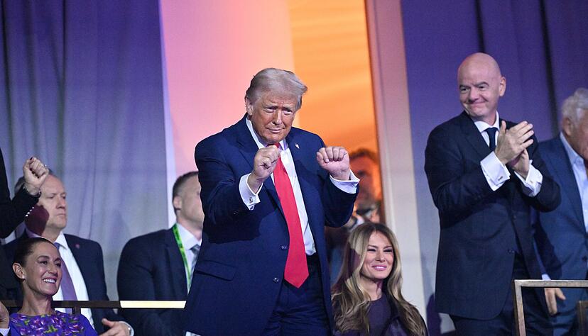 Donald Trump tanzt auf der Tribüne bei der WM-Auslosung. Donald Trump tanzt auf der Tribüne bei der WM-Auslosung.