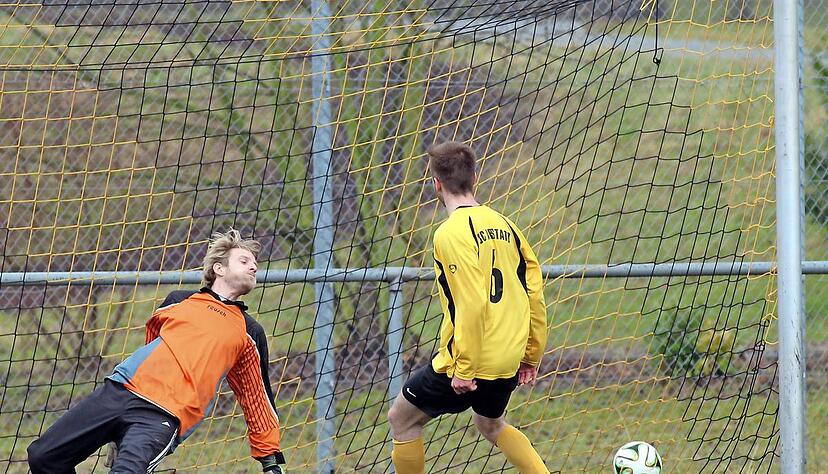 Finaler Treffer: Chris Fackler (rechts) trifft f&uuml;r den SC Abstatt II gegen Thomas Stillger vom TSV Weinsberg II zum 4:2- Endstand.Foto: Andreas Veigel