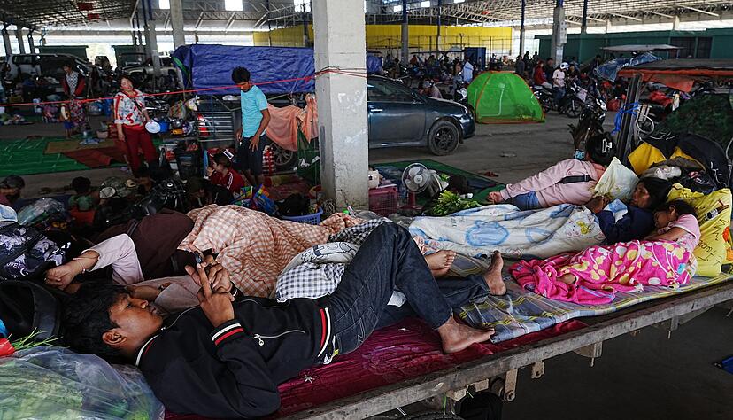 Tausende Menschen fliehen, weil ihre Dörfer nahe der Grenze zwischen Thailand und Kambodscha unter Beschuss geraten könnten. Tausende Menschen fliehen, weil ihre Dörfer nahe der Grenze zwischen Thailand und Kambodscha unter Beschuss geraten könnten.