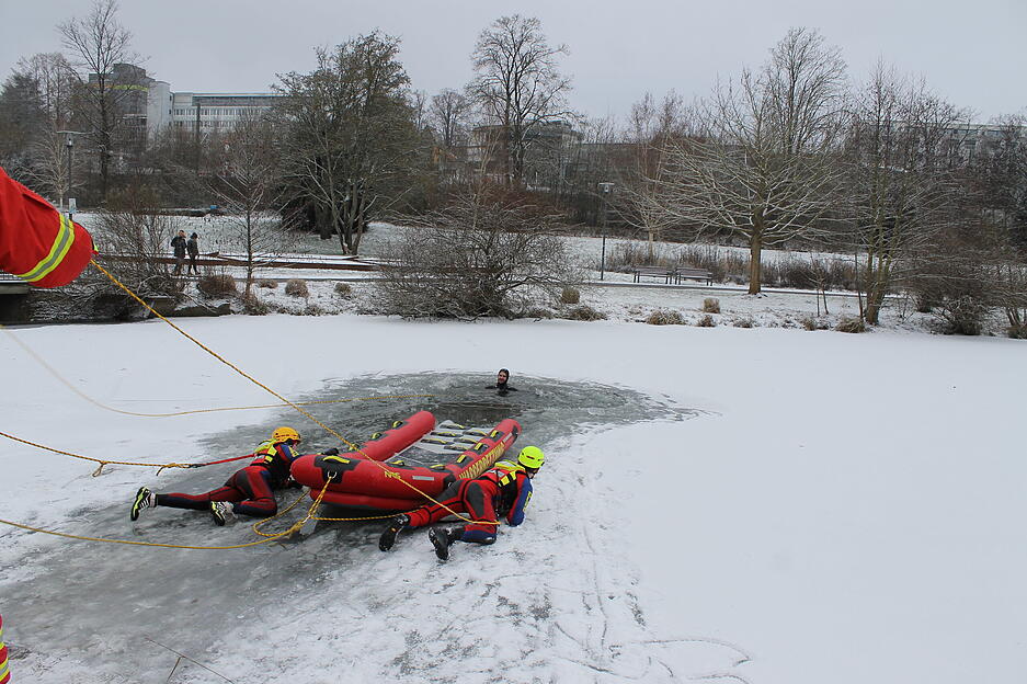 Die Helfer der DLRG-Ortsgruppe Bad Rappenau proben eine Eisrettung auf dem Kurparksee.