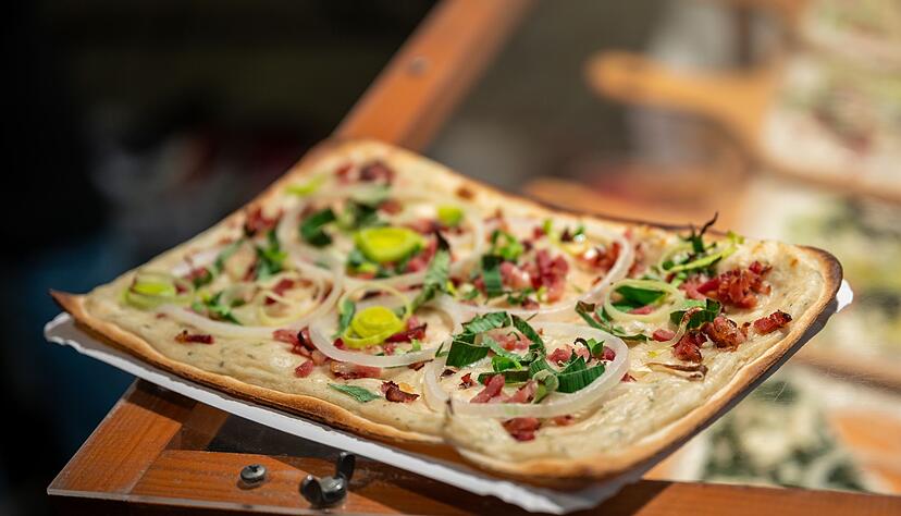 Der Klassiker nach Els&auml;sser Art: Flammkuchen mit Lauch, Speck und Zwiebeln.