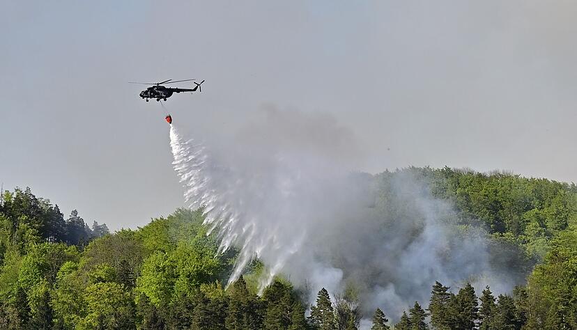 Hubschrauber sind im Einsatz, um einem Waldbrand im tschechischen Nationalpark B&ouml;hmische Schweiz zu l&ouml;schen.