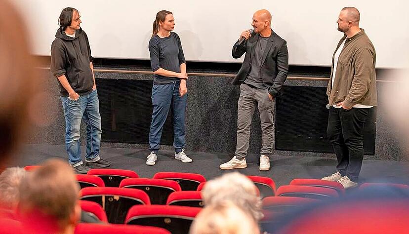 Im Filmgespräch (v. li.): Bildgestalter Nicu Mihailescu, Regisseurin Nadine Zacharias, Ringer-Weltmeister Frank Stäbler und Olympia-Ass Eduard Popp.
Foto: Jürgen Häffner Im Filmgespräch (v. li.): Bildgestalter Nicu Mihailescu, Regisseurin Nadine Zacharias, Ringer-Weltmeister Frank Stäbler und Olympia-Ass Eduard Popp.
Foto: Jürgen Häffner