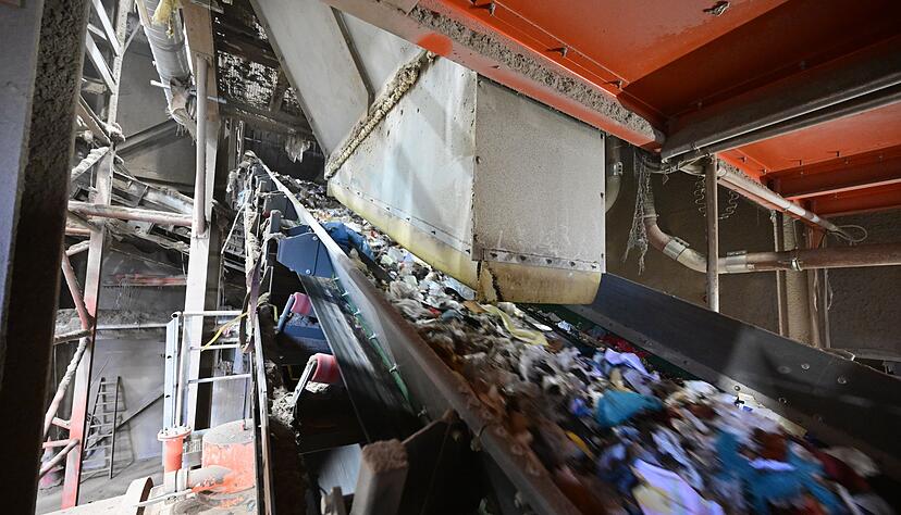 Der Bundesverband der Deutschen Entsorgungs-, Wasser- und Kreislaufwirtschaft (BDE) geht von bundesweit rund 30 Br&auml;nden pro Tag auf Recyclingh&ouml;fen aus &ndash; Tendenz steigend.(Produktion)