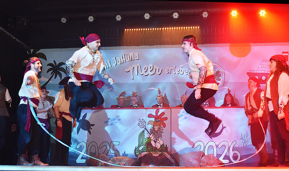 Das M&auml;nnerballett der Jagstfelder H&uuml;hnerl&auml;use verk&ouml;rpert bei der Prunksitzung eine Meute Piraten.