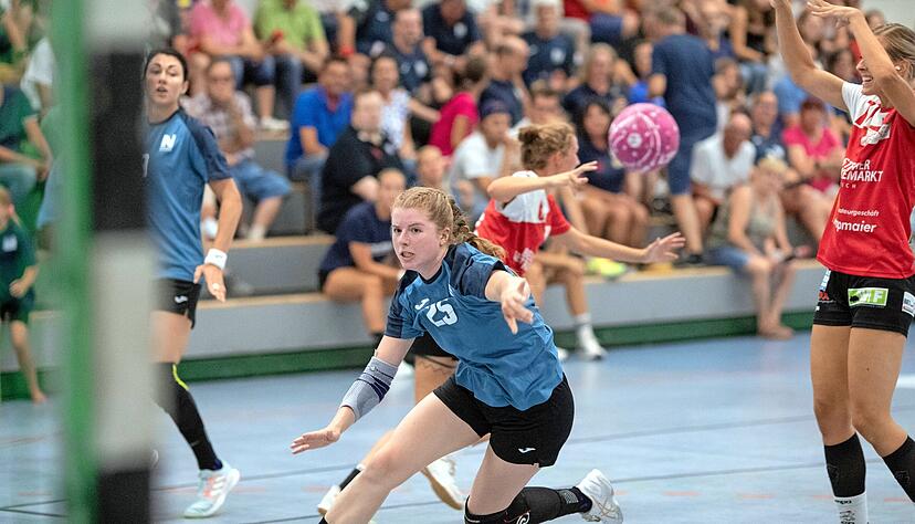 Voller Einsatz auch im Testspiel: Neuzugang Nina Engel kam auf Rechtsaußen dank cleverer Laufwege immer wieder zu guten Wurfgelegenheiten.