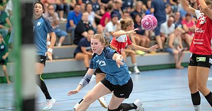 Voller Einsatz auch im Testspiel: Neuzugang Nina Engel kam auf Rechtsaußen dank cleverer Laufwege immer wieder zu guten Wurfgelegenheiten.
Foto: Andreas Veigel