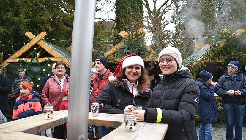 Fassf&ouml;rmige Feuertonnen mit gro&szlig;en Schornsteinen w&auml;rmen die Besucher beim Weihnachtsmarkt in D&ouml;rzbach.