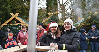 Fassf&ouml;rmige Feuertonnen mit gro&szlig;en Schornsteinen w&auml;rmen die Besucher beim Weihnachtsmarkt in D&ouml;rzbach.