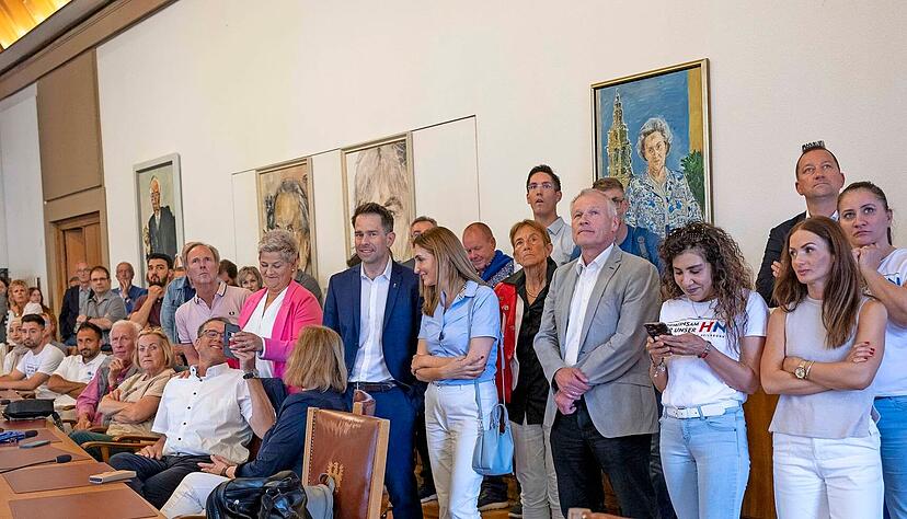 Gespannt verfolgen Stadträte, Kandidaten und Bürger die Präsentation der Ergebnisse der Kommunalwahl im großen Ratssaal des Heilbronner Rathauses. Immer griffbereit war das Handy, um die Zahlen zu vergleichen.
.Fotos: Christiana Kunz Gespannt verfolgen Stadträte, Kandidaten und Bürger die Präsentation der Ergebnisse der Kommunalwahl im großen Ratssaal des Heilbronner Rathauses. Immer griffbereit war das Handy, um die Zahlen zu vergleichen.
.Fotos: Christiana Kunz