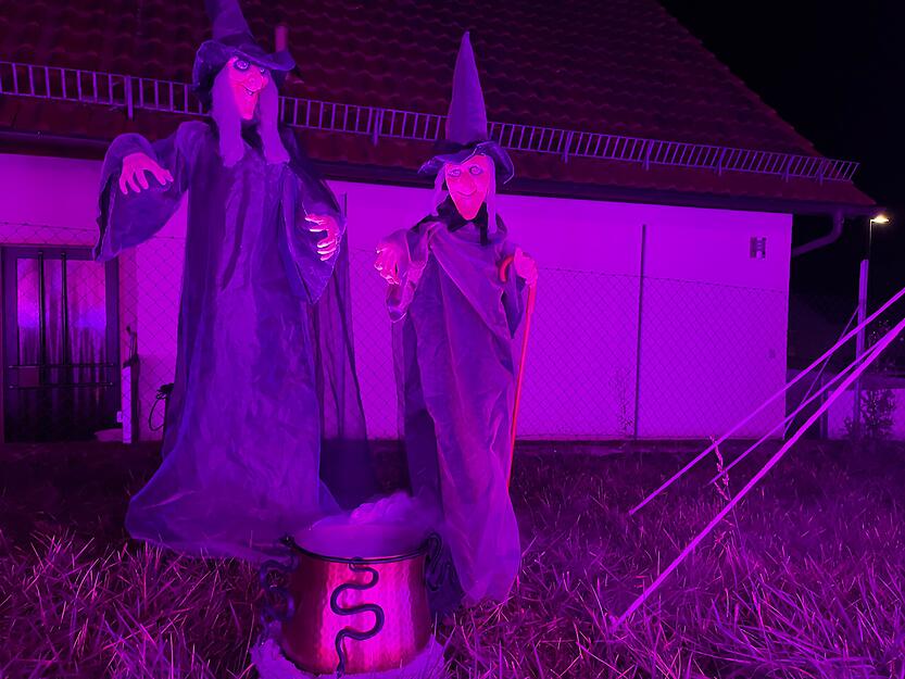 Mutter Nina erklärt die Anordnung der Dekorationsstücke: "Die Kinder mögen eher die Hexen, deswegen stehen die vorne." Mutter Nina erklärt die Anordnung der Dekorationsstücke: "Die Kinder mögen eher die Hexen, deswegen stehen die vorne."