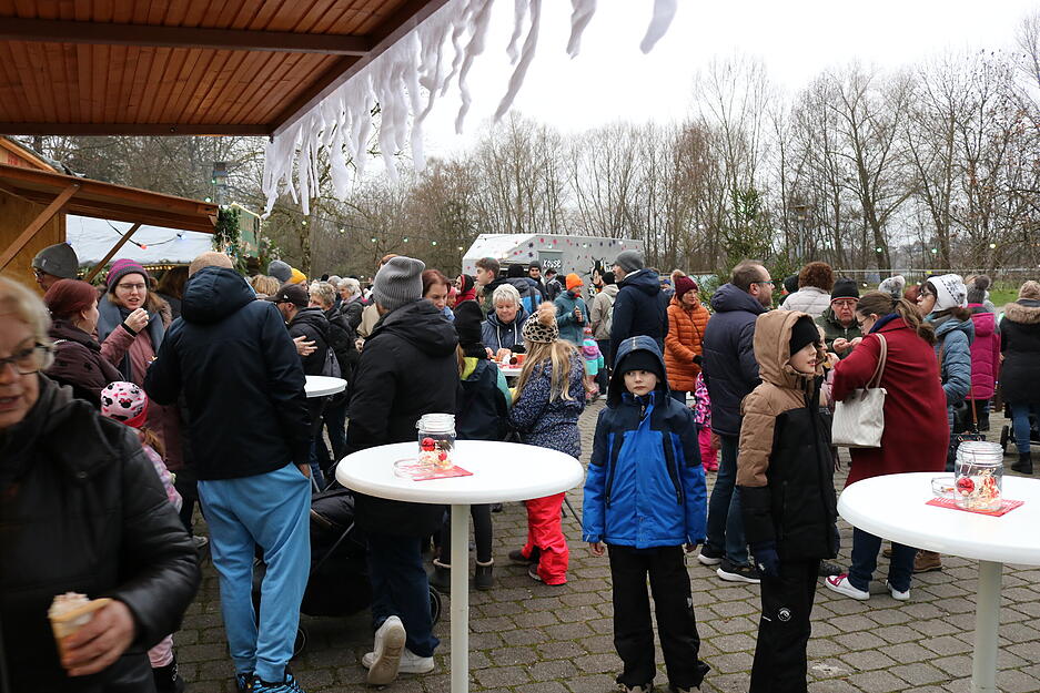 Am dritten Advent wird der Bereich hinter dem Bretzfelder Rathaus zum Weihnachtsmarkt.